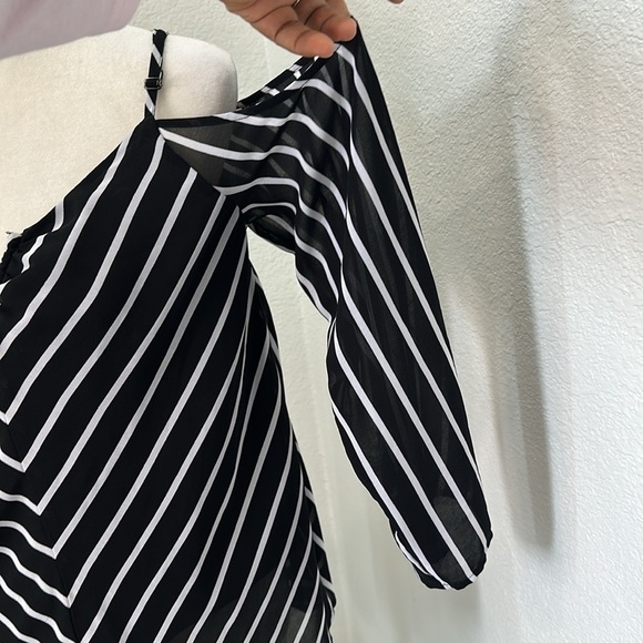 Nicole Miller Top Cold Shoulder Tops Black and White Tops Size Medium - Picture 3 of 7